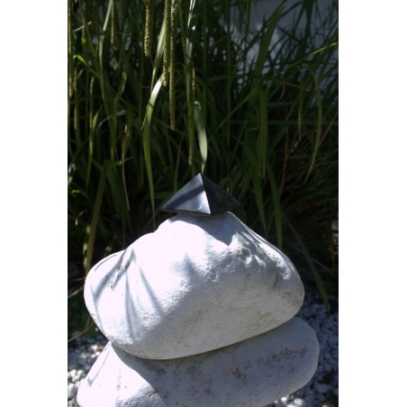 Shungite pyramide