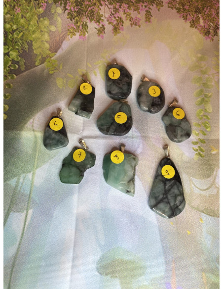 Emeraude pendentif plaque polie