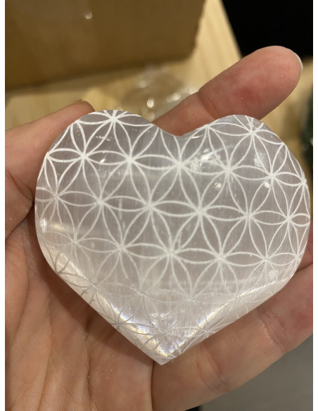 sélénite blanche coeur gravure fleur de vie